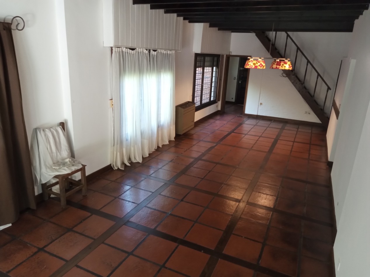 ALQUILER 24 MESES CASA SOBRE DOS LOTES CON PISCINA Y QUINCHO