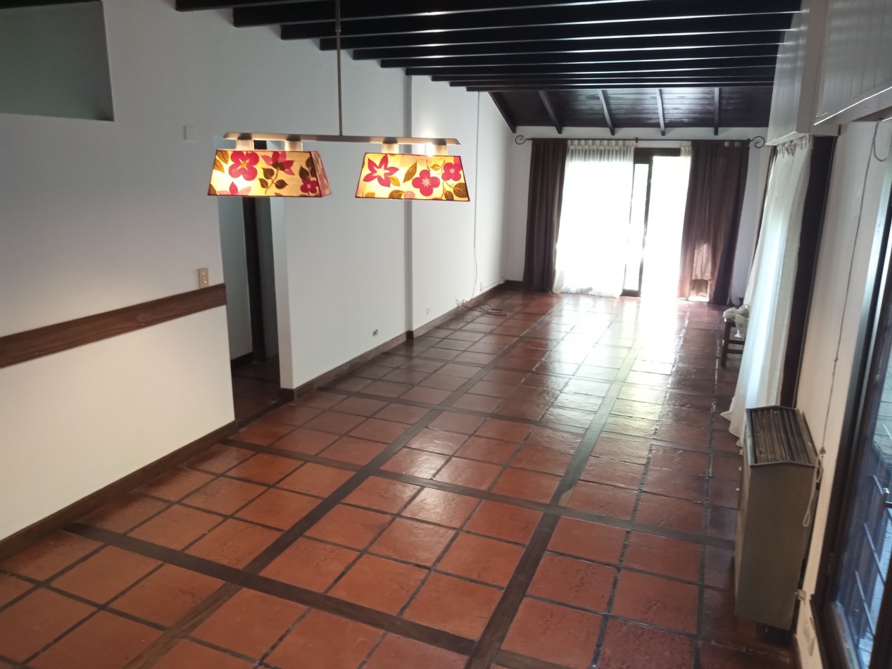 ALQUILER 24 MESES CASA SOBRE DOS LOTES CON PISCINA Y QUINCHO