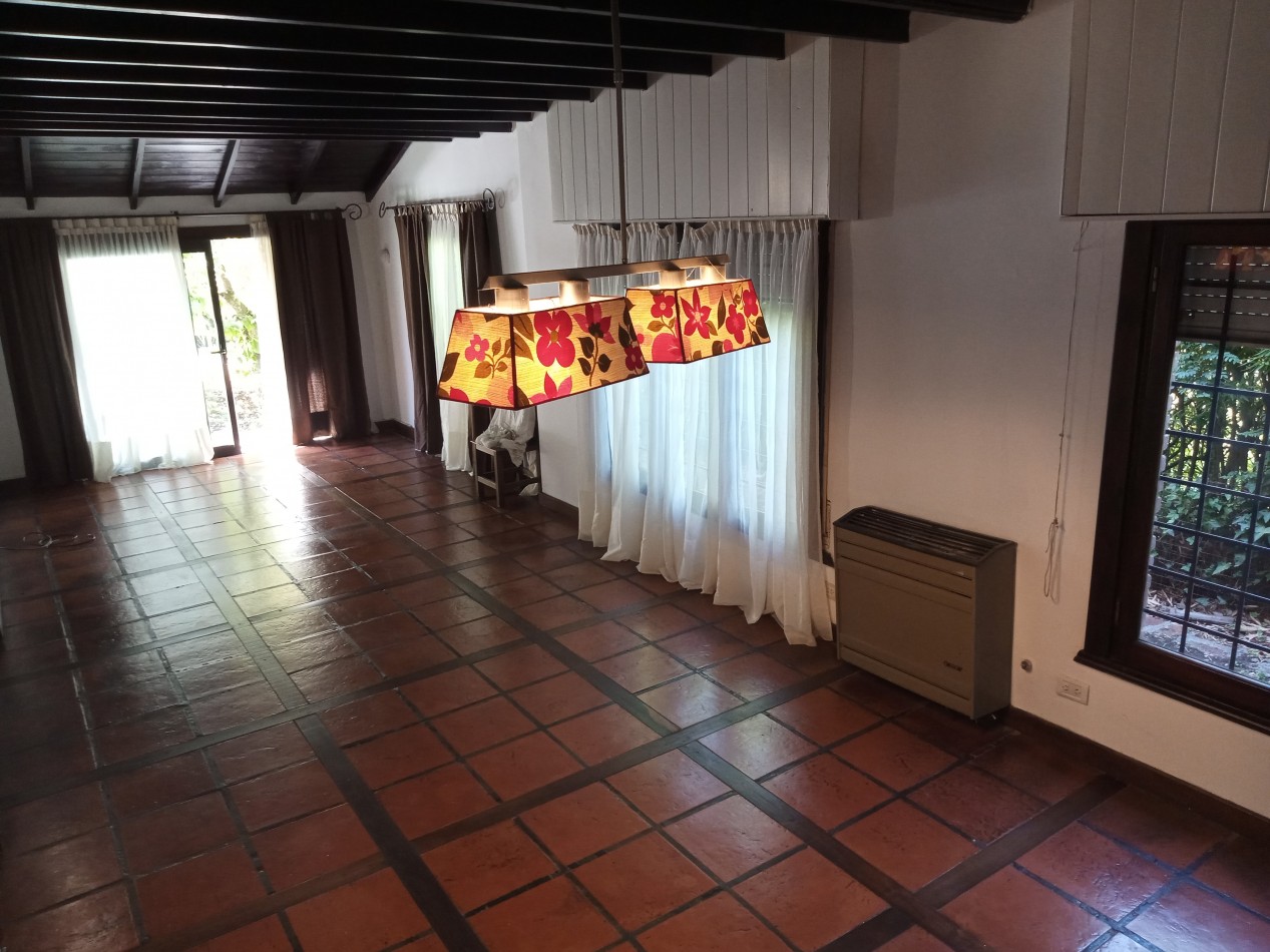 ALQUILER 24 MESES CASA SOBRE DOS LOTES CON PISCINA Y QUINCHO