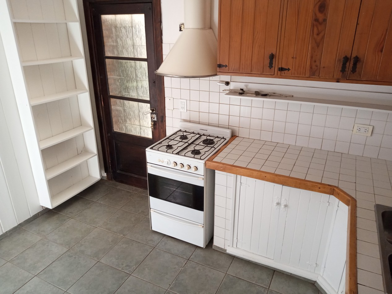 ALQUILER 24 MESES CASA SOBRE DOS LOTES CON PISCINA Y QUINCHO