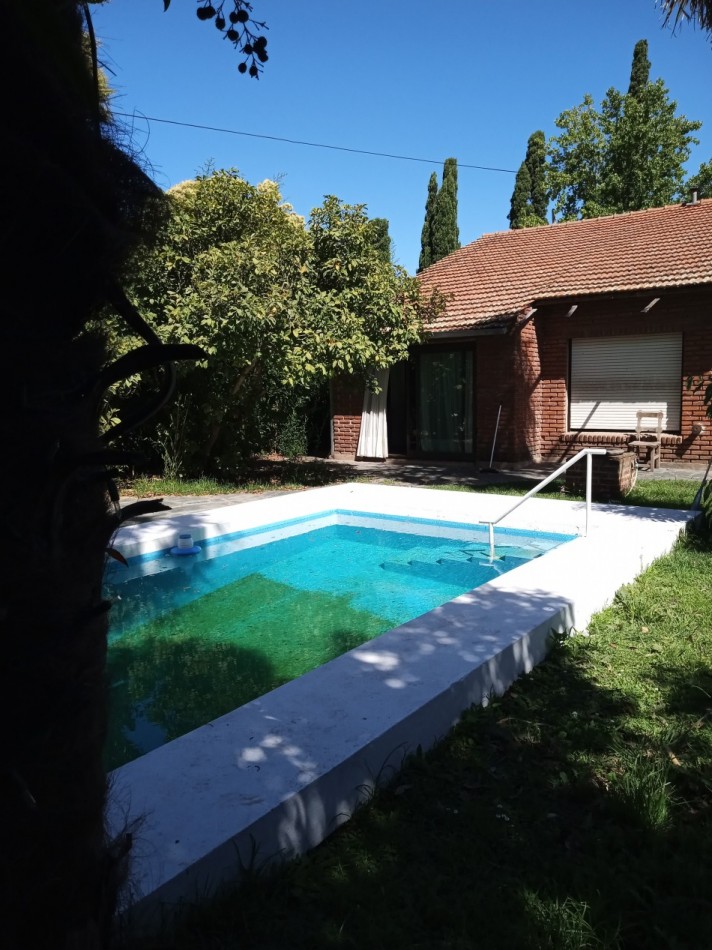 ALQUILER 24 MESES CASA SOBRE DOS LOTES CON PISCINA Y QUINCHO