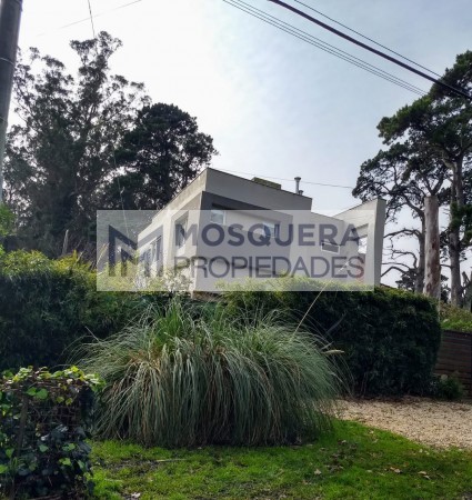 VENTA MODERNA CASA BOSQUE PERALTA RAMOS