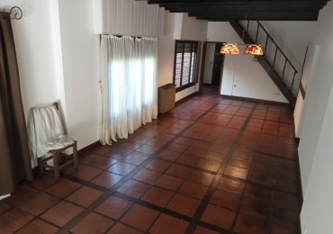 ALQUILER 24 MESES CASA SOBRE DOS LOTES CON PISCINA Y QUINCHO