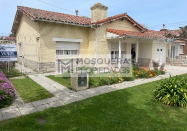 VENTA CHALET estilo mar del plata EN BARRIO CAISAMAR