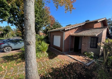 ALQUILER 24 MESES CASA SOBRE DOS LOTES CON PISCINA Y QUINCHO