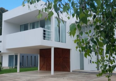  CASA CON PISCINA EN BARRIO RUMENCO