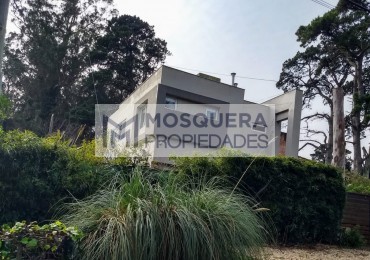 VENTA MODERNA CASA BOSQUE PERALTA RAMOS
